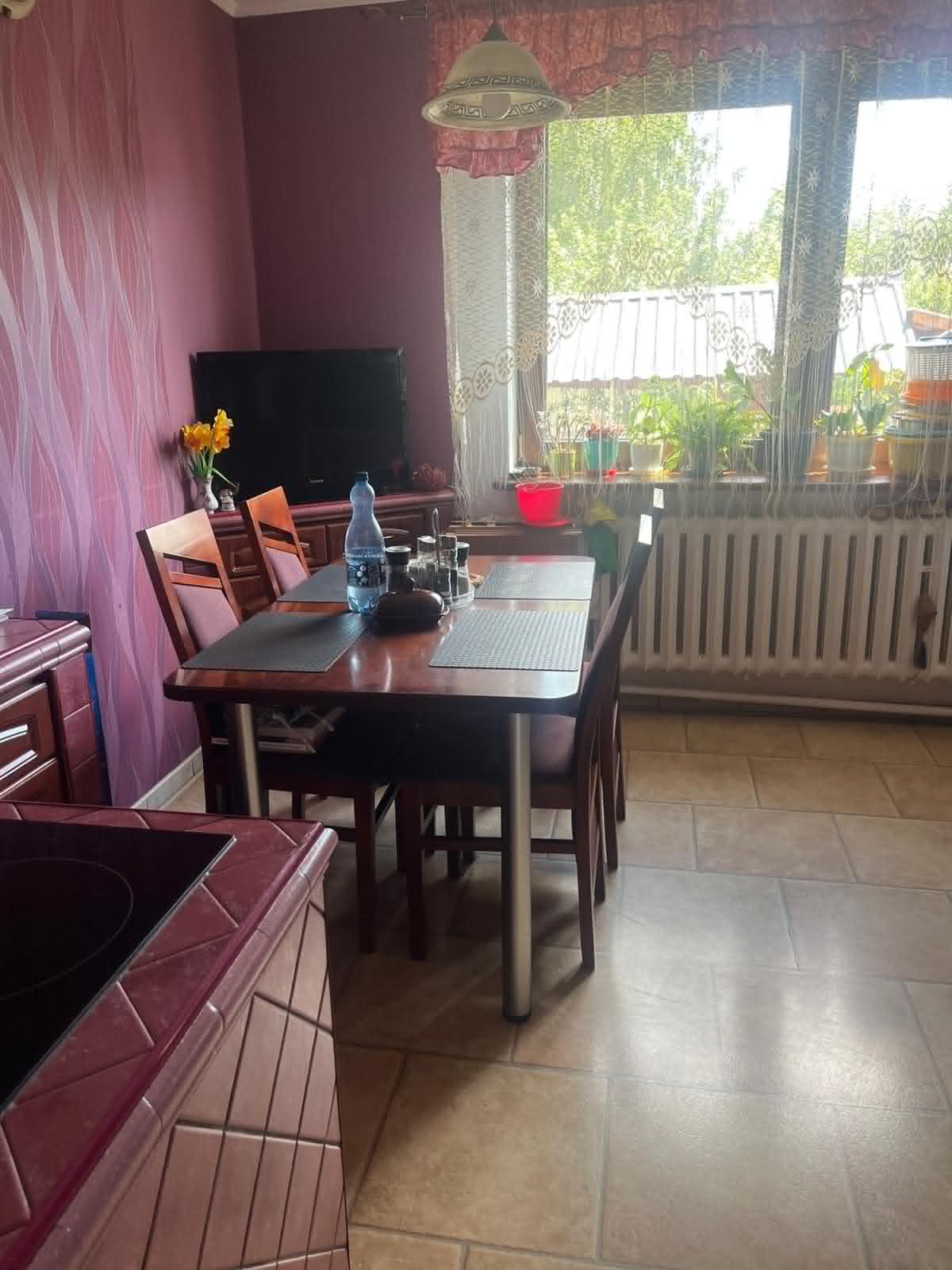 Jadalnia — sprzątanie po gościach — po