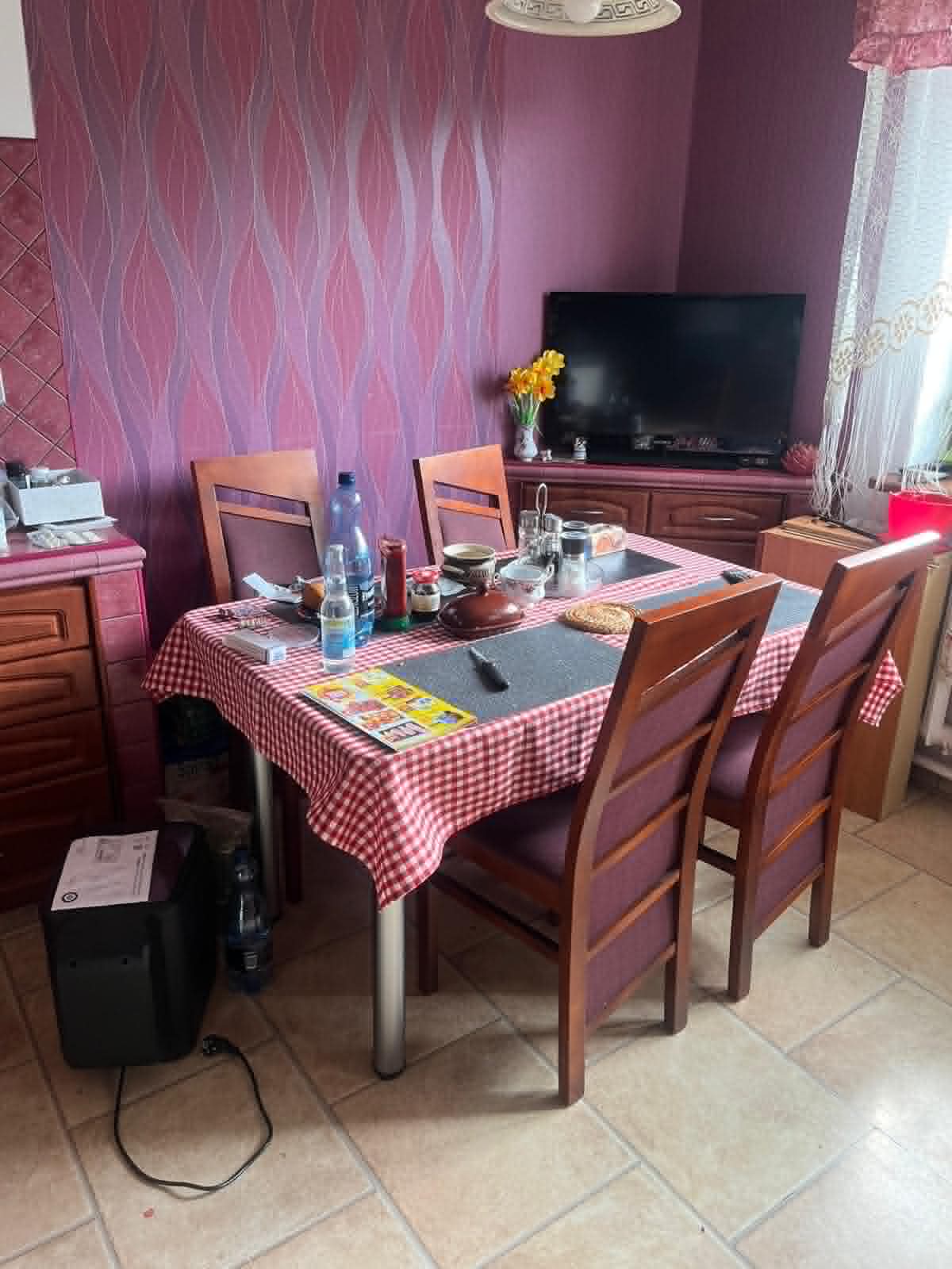 Jadalnia — sprzątanie po gościach — przed